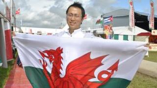 Chwifio'r ddraig ar faes y Brifwyl