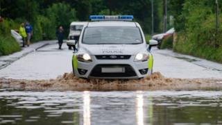 Car Heddlu Dyfed-Powys yn gyrru ar ffordd yr A477 yn Sir Gâr ddydd Sul