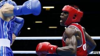 Серж Амбомо бокс против Yakup Sener из Турции на Олимпийских играх 2012 года в Лондоне