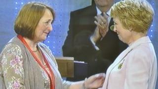 Eirlys Jones Britton yn derbyn Y Fedal gan Prydwen Elfed Owens, Llywydd Llys yr Eisteddfod