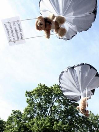 Parachuting teddy bears in training in Stockholm for mission over Belarus