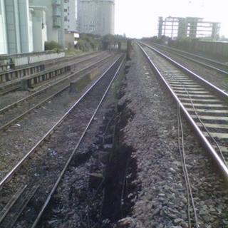 Mae pum tunnell o bridd wedi cwympo