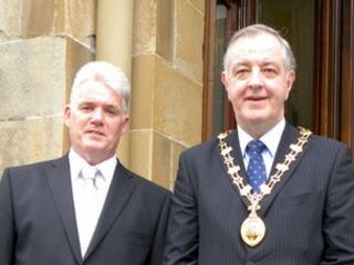 Iain MacIlleDhuinn is Ailig Greumach