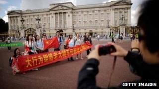 Chinese tourists outside Buckingham Palace