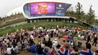 Толпы смотрят Олимпийские игры на больших экранах