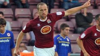 Alex Nicholls ar ôl sgorio'r gôl wnaeth sicrhau'r fuddugoliaeth i Northampton