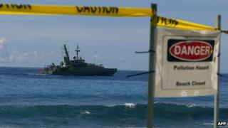 Австралийский военный корабль проплывает мимо острова Рождества 29 февраля 2012 года