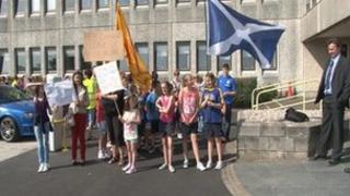 Fianais ga togail an Steòrnabhagh