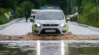 Car Heddlu Dyfed-Powys yn gyrru ar ffordd yr A477 yn Sir Gâr ddydd Sul