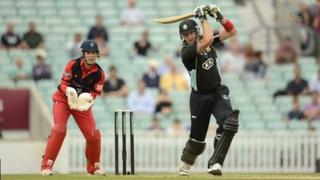 Sgoriodd Kevin Pietersen 43 i Surrey yn erbyn Morgannwg