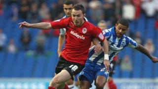 Jordan Mutch dros Gaerdydd yn rhan o'r chwarae yn erbyn Brighton nos Fawrth
