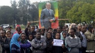 Mourners wait for the body of Meles Zenawi to arrive in the Ethiopian capital Addis Ababa