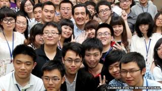 Президент Тайваня Ма Инцзю (в центре) позирует фотографу с группой китайских студентов в Тайнане, 28 апреля 2012 г. (Фото любезно предоставлено Китайской молодежной международной организацией)