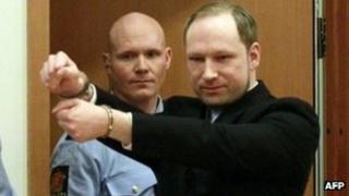 Андерс Беринг Брейвик прибывает в суд в Осло