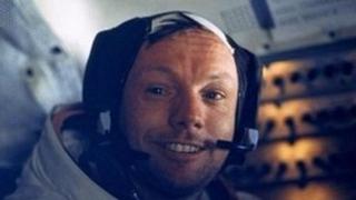 Нил Армстронг сидит внутри Лунного модуля, пока он лежит на поверхности Луны, 20 июля 1969 г.