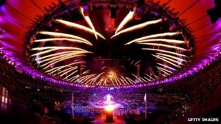 Фейерверк освещает стадион, поскольку Паралимпийский котел горит во время церемонии открытия Паралимпийских игр 2012 года в Лондоне
