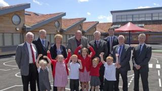 Yn y llun gyda’r plant, o’r chwith i’r dde, mae’r Cynghorydd Ian Dunbar, Ray Brown (Is-gadeirydd corff llywodraethu dros dro’r ysgol), Prifathrawes yr ysgol Kate Fox-Parry, y Cynghorydd Bernie Attridge, y Cynghorydd Chris Bithell, Ian Budd, Cyfarwyddwr Dysgu Gydol Oes y Cyngor, y Cynghorydd Paul Shotton a Tom Davies.
