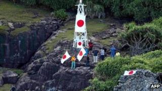 Японские активисты высадились на островах 19 августа 2012 года