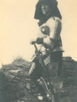 Yr Arglwydd Tommy Howard de Walden yn gwisgo arfwisg
