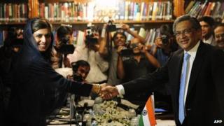 Pakistan's Foreign Minister Hina Rabbani Khar (L) and Indian Foreign Minister S.M. Krishna in Islamabad on 8 September 2012