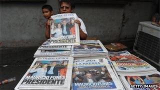 Женщина продает газеты в центре Сан-Сальвадора