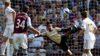 Matthew Lowton yn sgorio i Villa