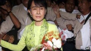 Aung San Suu Kyi arrives at Rangoon international airport, Burma (16 Sept 2012)