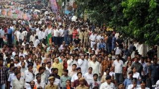 Индийские активисты Конгресса Тринамула (TMC) с главным министром восточно-индийского штата Западная Бенгалия Мамта Банерджи (невидимый) маршируют во время демонстрации против прямых иностранных инвестиций (ПИИ) в мультибрендовую розницу в Калькутте 15 сентября 2012 года .