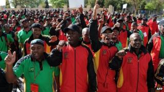 Члены крупнейшей федерации труда Южной Африки Cosatu приветствуют президента Южной Африки Джейкоба Зума 17 сентября 2012 года