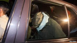 Накула Бассели Накула сопровождается властями из его дома в Калифорнии 15 сентября 2012 года