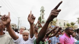 Мусульмане выкрикивают лозунги во время акции протеста против убийства шейха Абуда Рого Мухаммеда после пятничной молитвы в мечети Масджид Муса в кенийском прибрежном городе Момбаса 31 августа 2012 г.