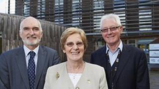 Ian Jardine, Ceannard Dualchas Nàdair na h-Alba; Ealasaid Nic an t-Saoir, Cathraiche Eadar-amail Bhòrd na Gàidhlig; Iain Aonghas MacAoidh, Ceannard Bhòrd na Gàidhlig.