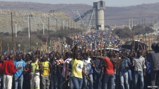 Шахтеры принимают участие в марше на шахте Lonmin's Marikana в северо-западной провинции Южной Африки 10 сентября 2012 года