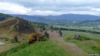 Cnoc Faraill (Dealbh: Alan Reid/ Geograph)