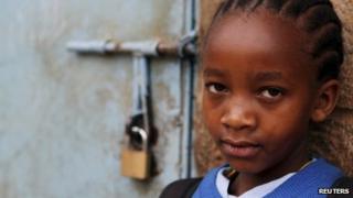 Девочка стоит рядом с закрытым классом в Найроби, Кения, 5 сентября 2012 года