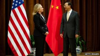 Госсекретаря США Хиллари Клинтон (слева) приветствует министр иностранных дел Китая Ян Цзече в министерстве иностранных дел в Пекине