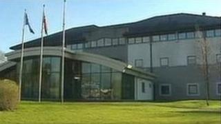 Pencadlys Cyngor Sir Ynys Môn. Llangefni