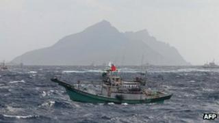 Taiwanese vessels sail near the disputed islands on 25 September 2012