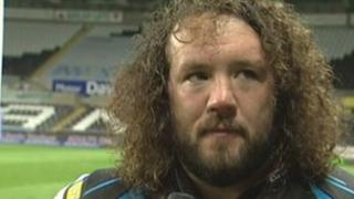 Gobaith y bydd Adam Jones ar gael i herio Munster