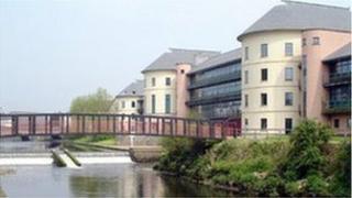 Roedd adroddiad beirniadol yn 2011