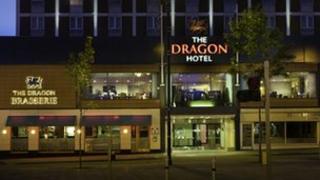 Gwesty Dragon yn Abertawe