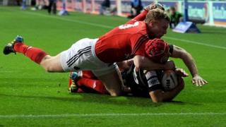 Richard Fussell yn croesi am gais