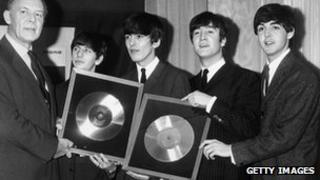 The Beatles преподносят золотые диски