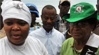 Leymah Gbowee (l) and President Ellen Johnson Sirleaf in 2011