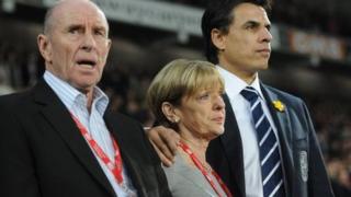 Roger a Carol Speed gyda Chris Coleman yn ystod y gêm deyrnged i Gary Speed