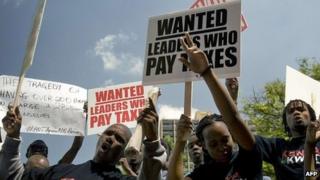 Kenyan demonstrators march in Nairobi on 9 October 2012 after lawmakers voted themselves a bonus