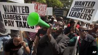Kenyans protest against the bonus in Nairobi (9 Oct 2012)