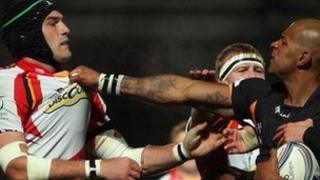 Clo'r Dreigiau Robert Sidoli ac asgellwr Wasps Tom Varndell yn herio'i gilydd ym Mharc Adams