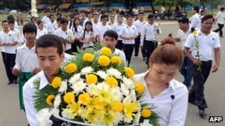 Cambodians mourning the death of former king Norodom Sihanouk in Phnom Penh, 16 October 2012