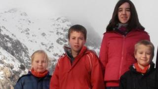 Llun teulu o Eva, Tomos, Jessica a David Palacin Jones